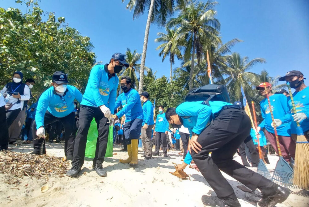 Bersih Pantai Dan Laut Demi Jaga Ekosistem Metropolis