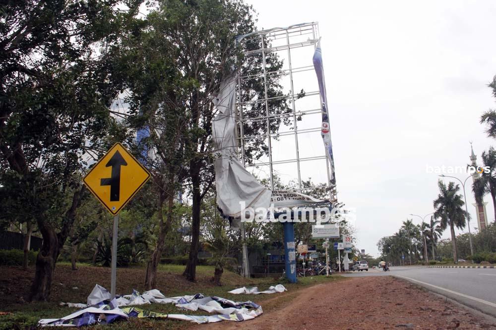 Baliho bacaleg bertebaran di jalanan Batam.