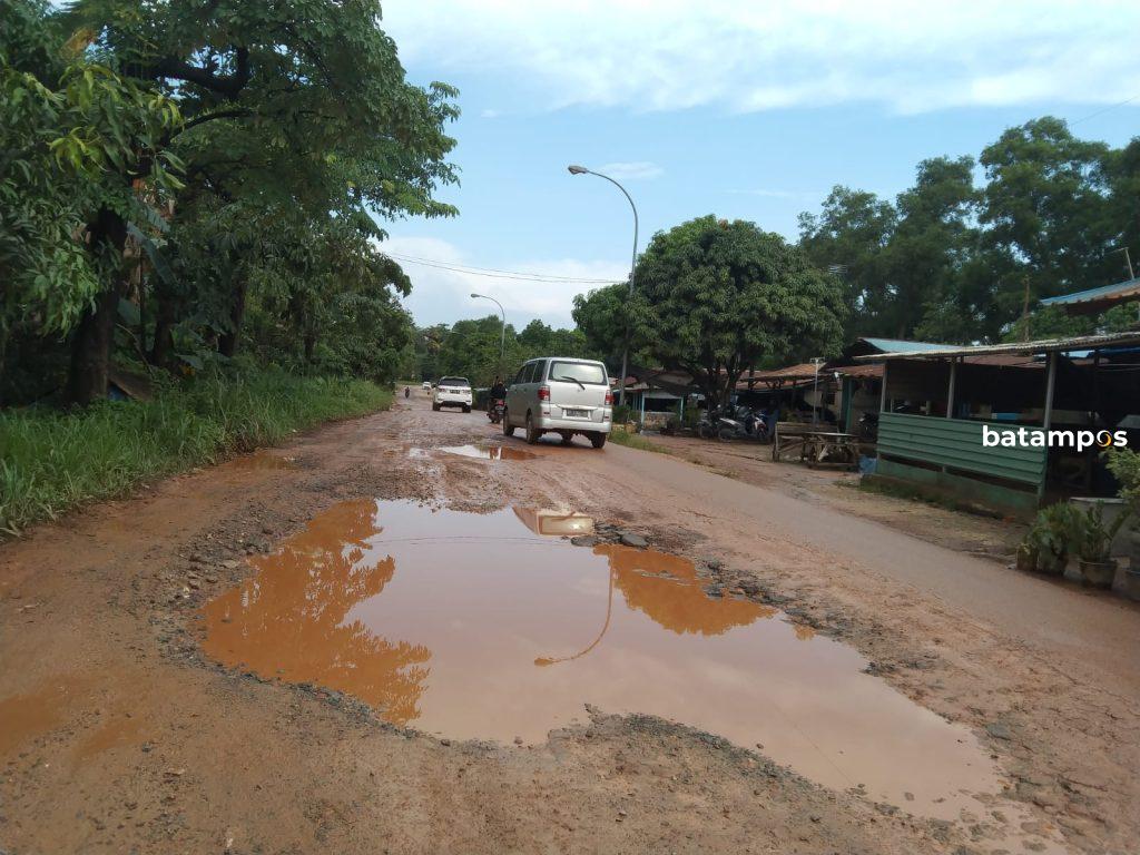 Jalan Sei Binti, sagulung rusak parah dan menyebabkan kecelakaan.