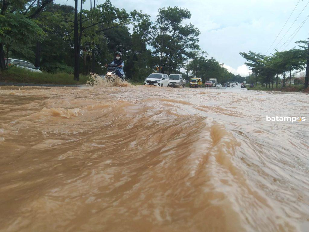 Di kala hujan lebat, banjir dadakan selalu muncul di Jalan Trans Barelang. 