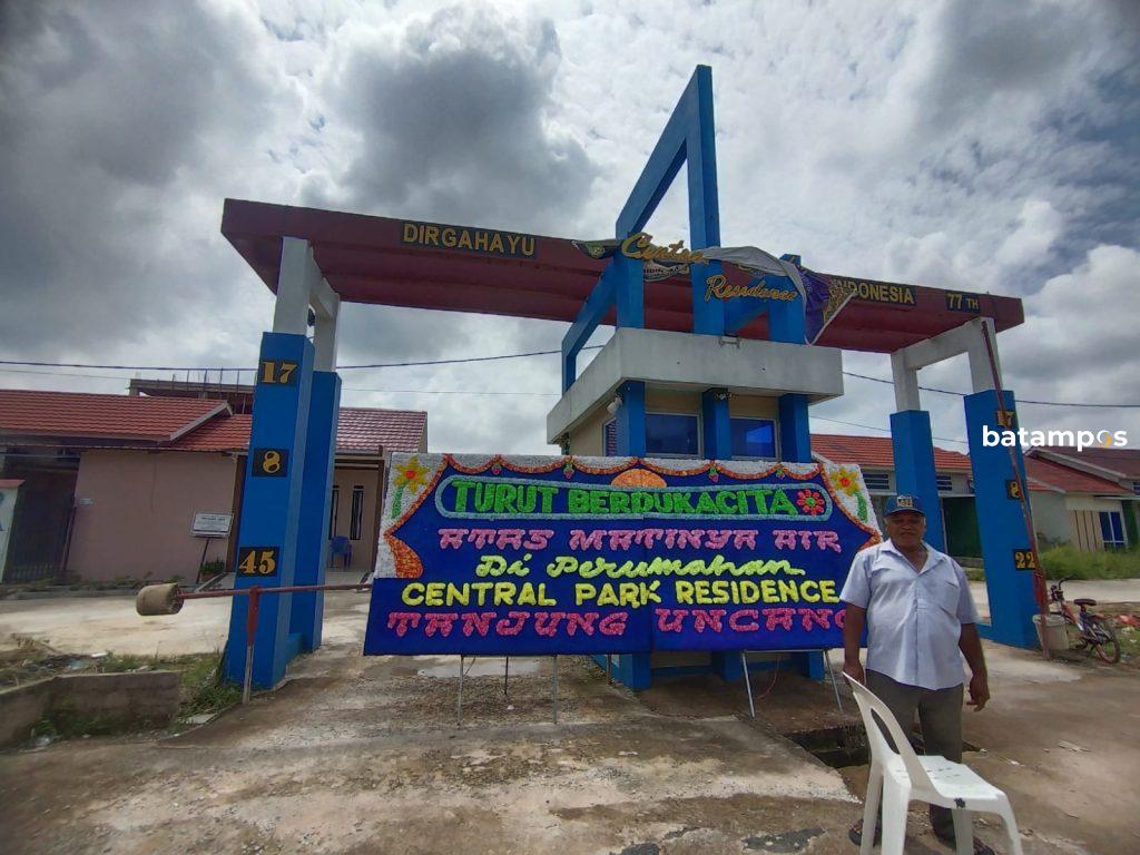 Masyarakat Tanjunguncang memasang karangan bunga, akibat mati air di kawasan tersebut.