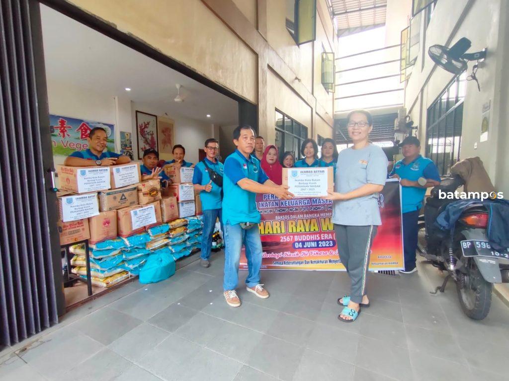 Ikamba Batam berbagai dengan masyarakat, dalam rangka memperingati hari Waisak.