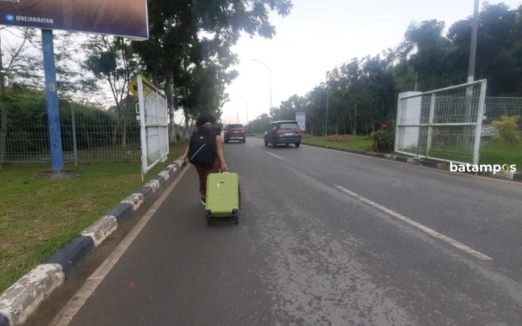 Penumpang dari Bandara Hang Nadim masih memilih naik taksi online, ketimbang taksi bandara atau pangkalan. 