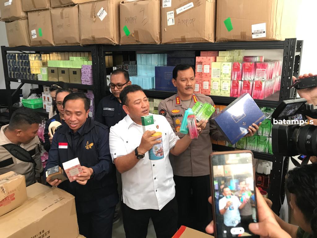 Penggerebakan dilakukan Ditreskrimsus terhadap gudang obat, kosmetik asal Tiongkok di Batam Center, Batam. 