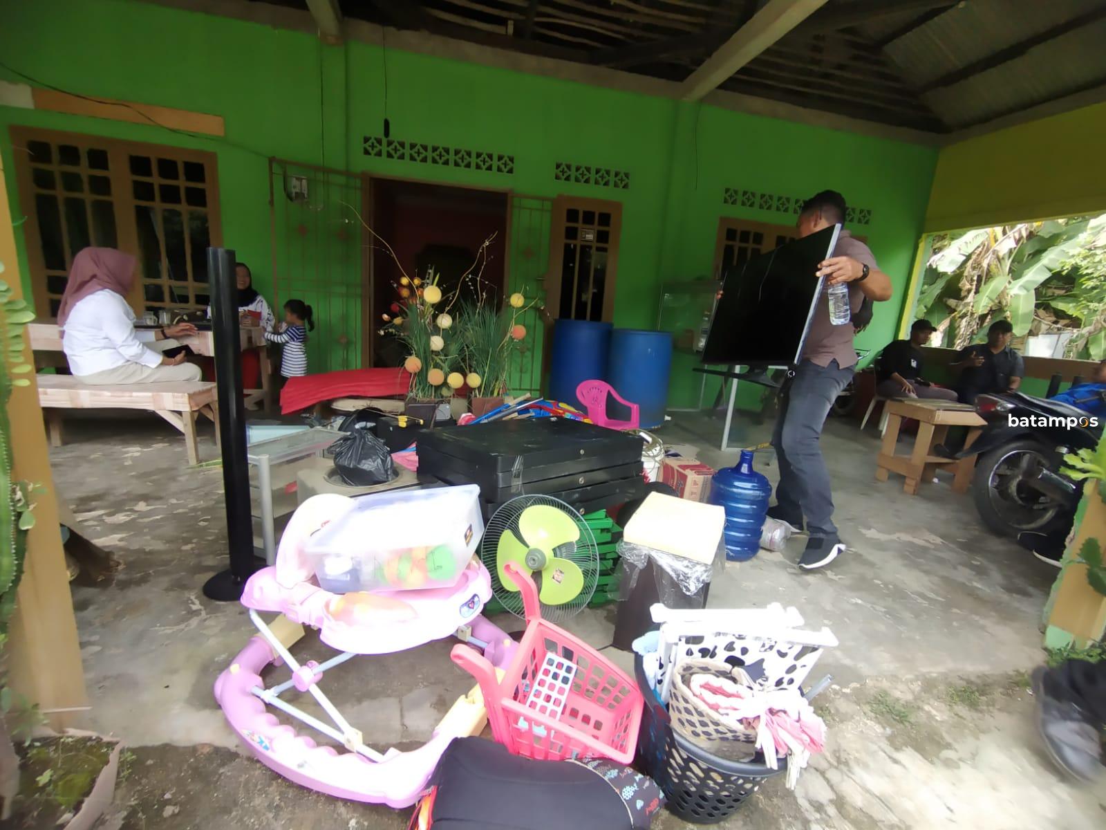 Salah seorang warga Pasir Merah, Sembulang, Rempang pindah menuju ke rumah yang di sewanya di Batam, Senin (25/9).