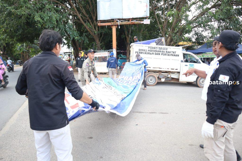 Penertiban Baliho Caleg di Batam