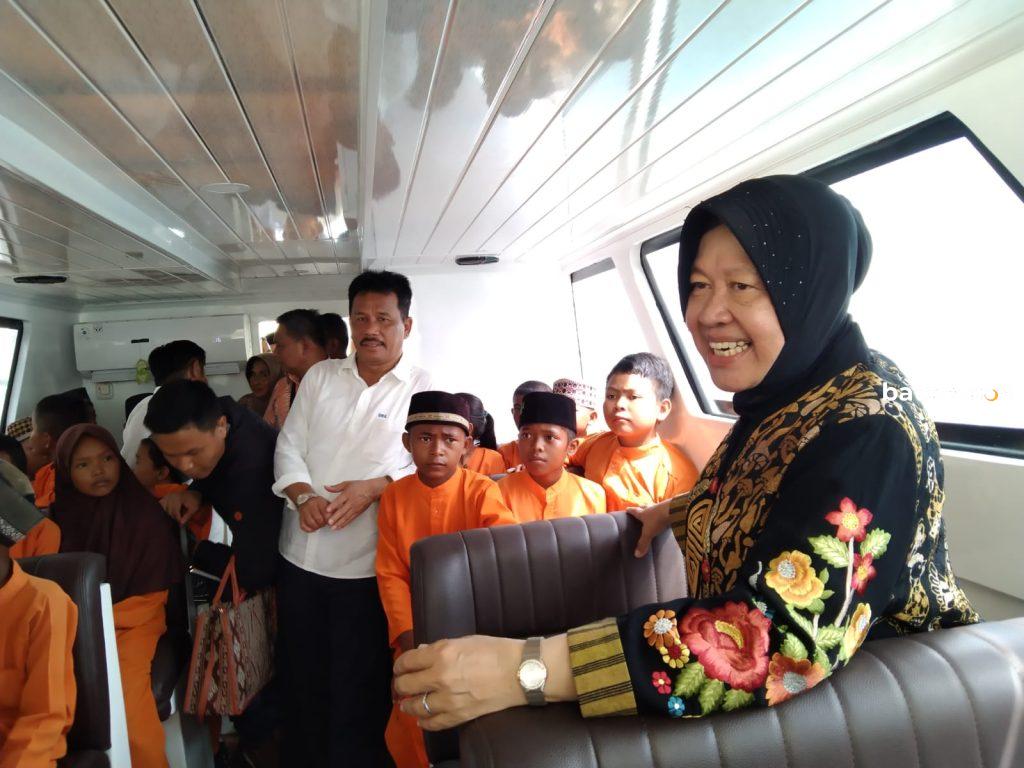 Menteri Sosial RI, Tri Rismaharini menyerahkan tiga unit kapan transportasi anak sekolah untuk masyarakat Belakangpadang.