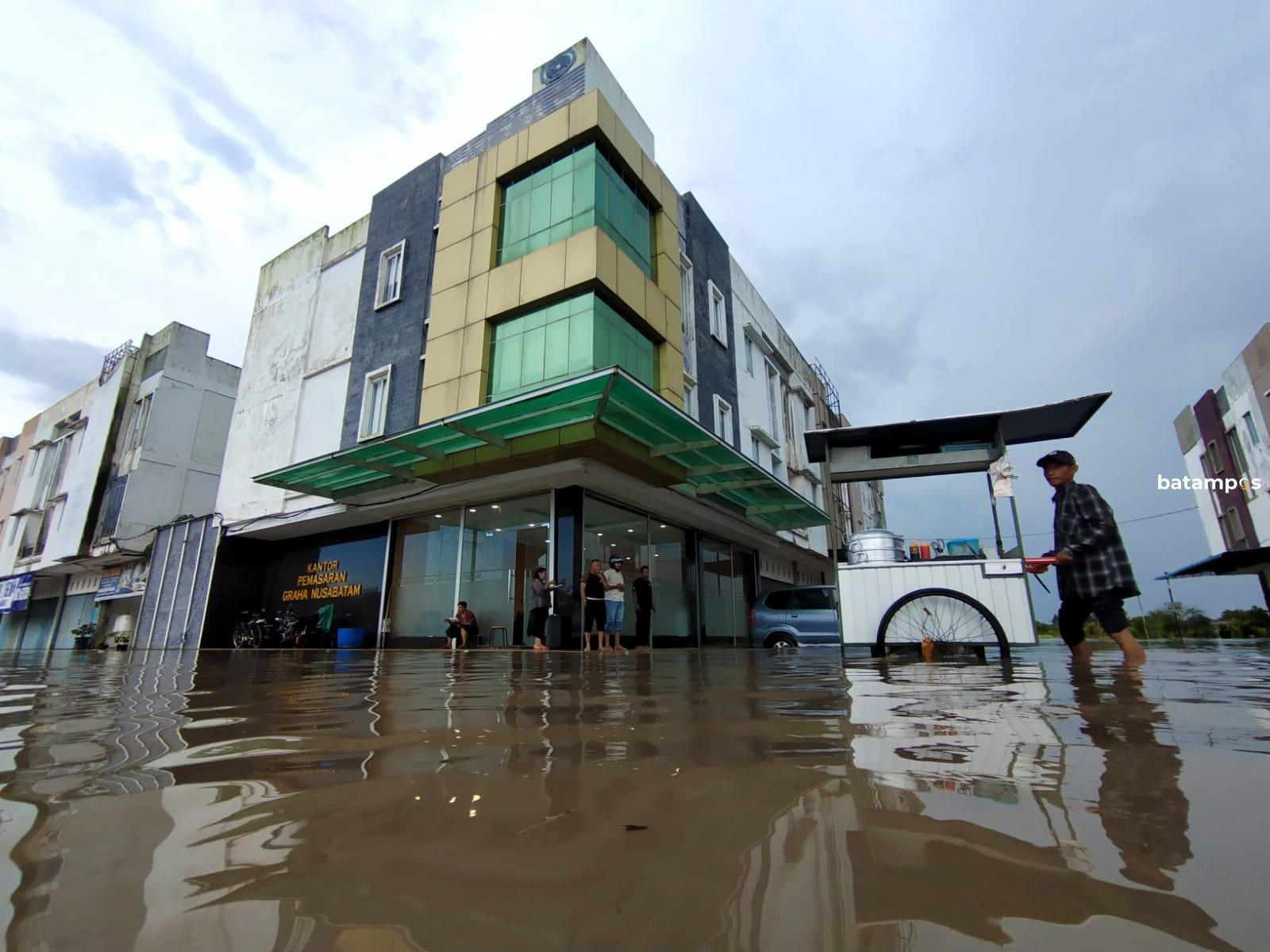 Banjir menggenangi kawasan Batuaji dan Sagulung. Foto: Dalil Harahap/ Batam Pos