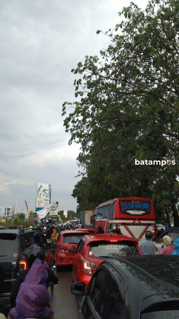 Macet sepanjang 3 kilometer akibat banjir di Kawasan Batuaji dan Sagulung, Senin (6/11).