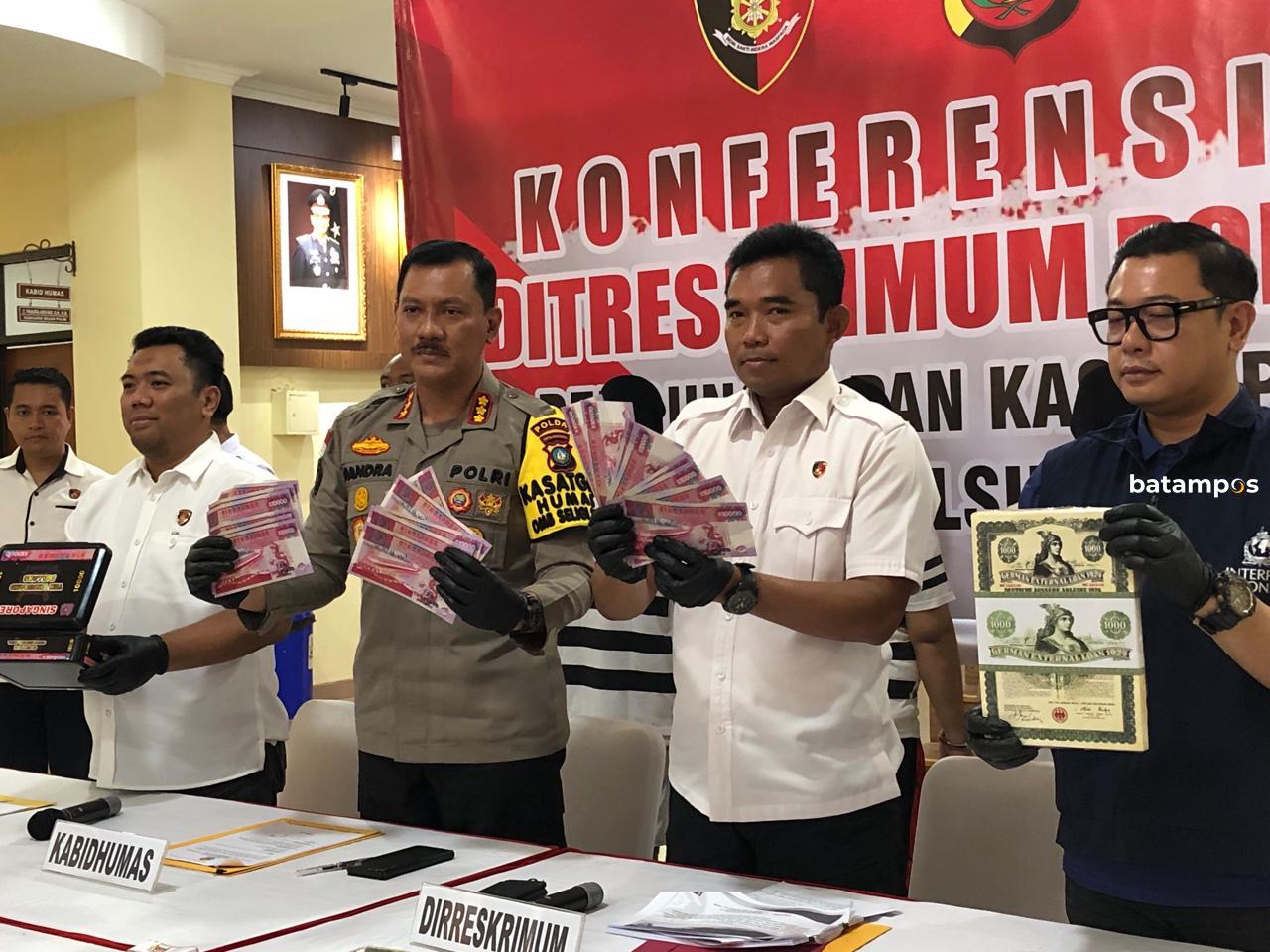 itreskrimum Polda Kepri membongkar peredaran uang palsu (upal) dolar Singapura. Ada sebanyak 4 orang pengedar upal diamankan, Bh, Ah, My dan C.