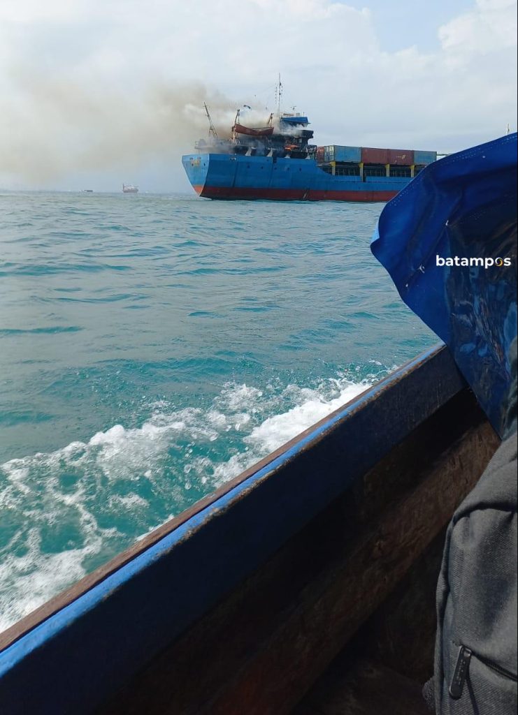 Kapal terbakar di Perairan Batuampar