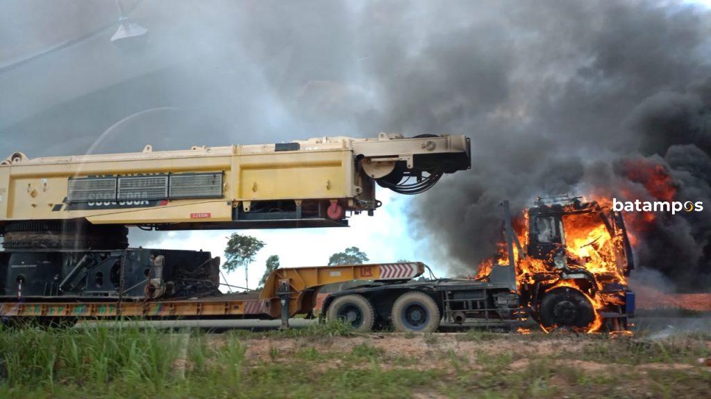 Truk gandeng terbakar di Telagapunggur