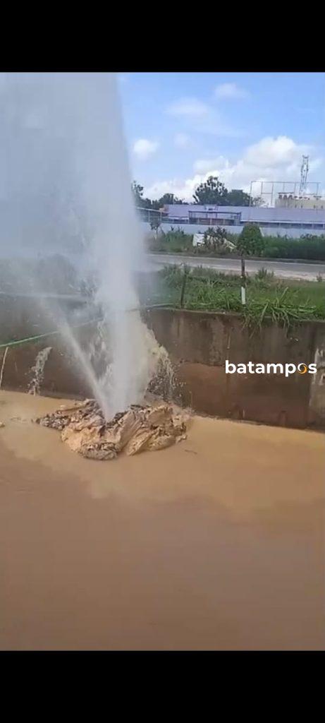 Kebocoran pipa air bersih di depan Taman Makam Pahlawan (TMP) Bulan Gebang Batam di Batuaji, Kamis (20/6) siang. 