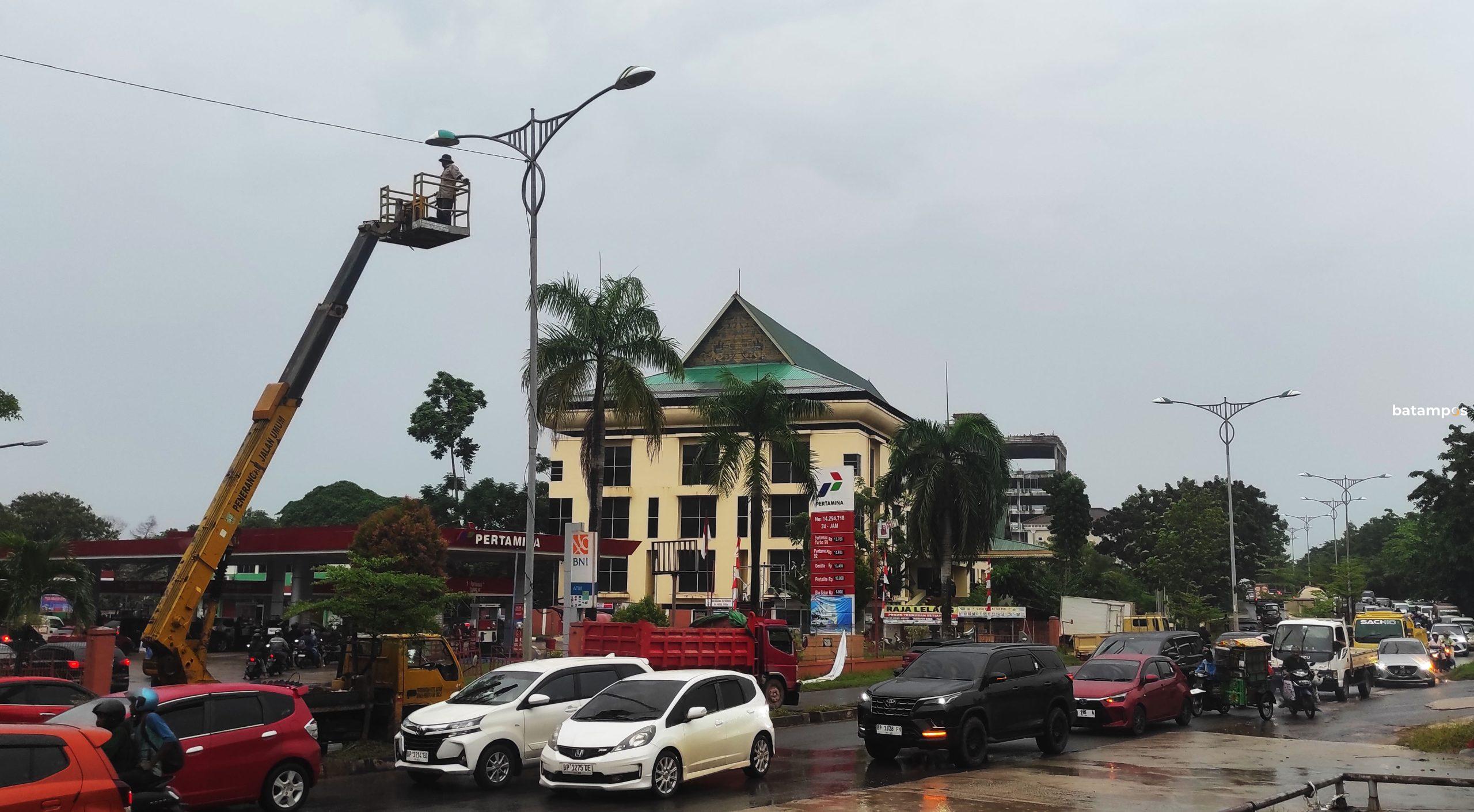 Perbaikan Lampu Jalan 2 F Cecep Mulyana scaled