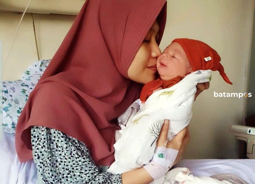 Bayi Lahir Tahun Baru Atik Untuk Batam Pos121212 1