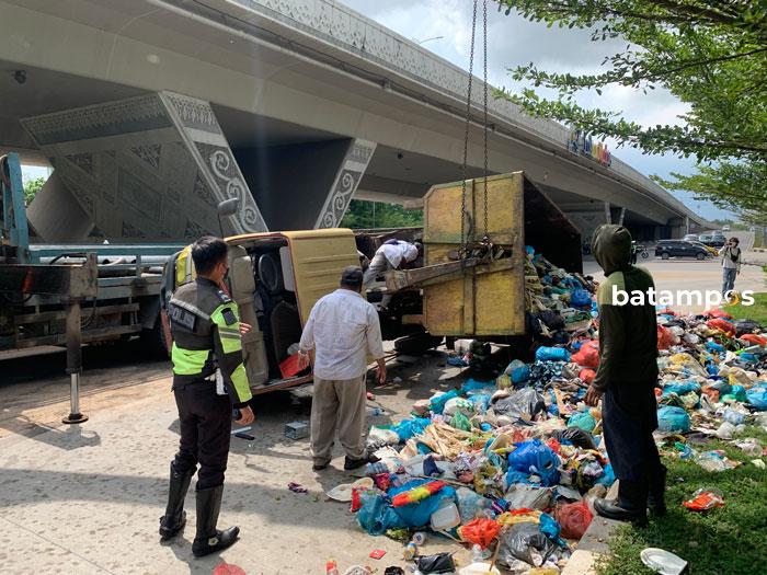 Melebihi Muatan Truk Pengakut Sampah Terbalik