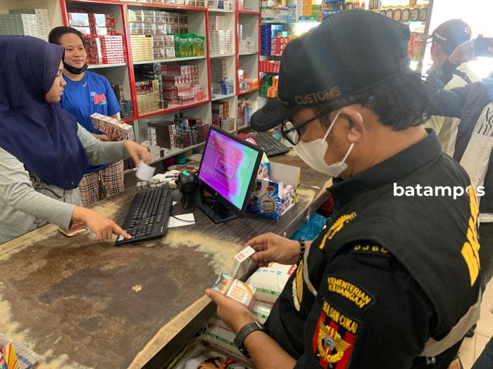 Petugas Bea Cukai Mengecek Produk Rokok f Yofi Yuhendri