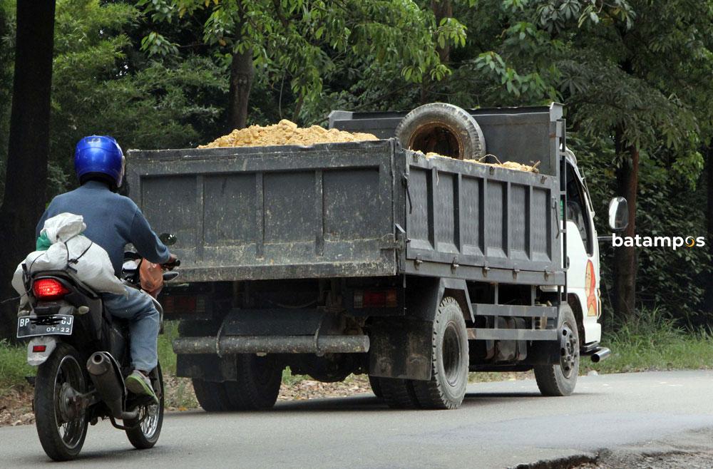 Pelangsir Truk Tanah Kotori Jalan Dalil Harahap 5