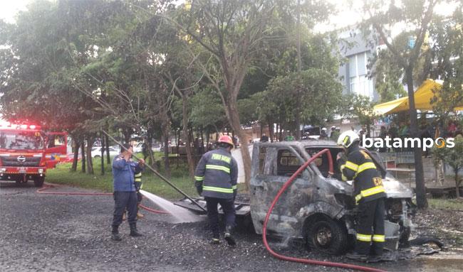 mobil terbakar