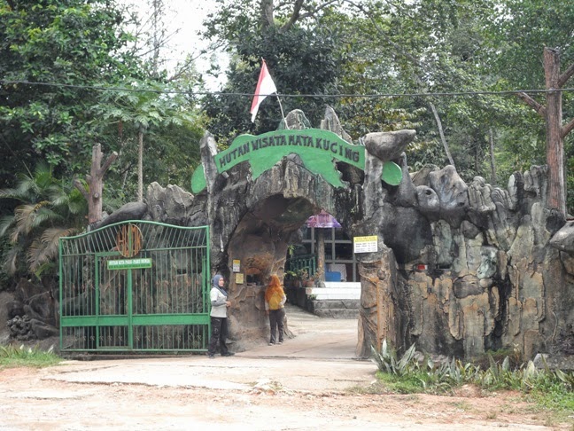 Gerbang Hutan Wisata Mata Kucing