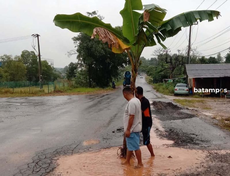 Jalan Rusak Warga Tanam Pohon Pisang Dalil Harahap5 e1677667983140