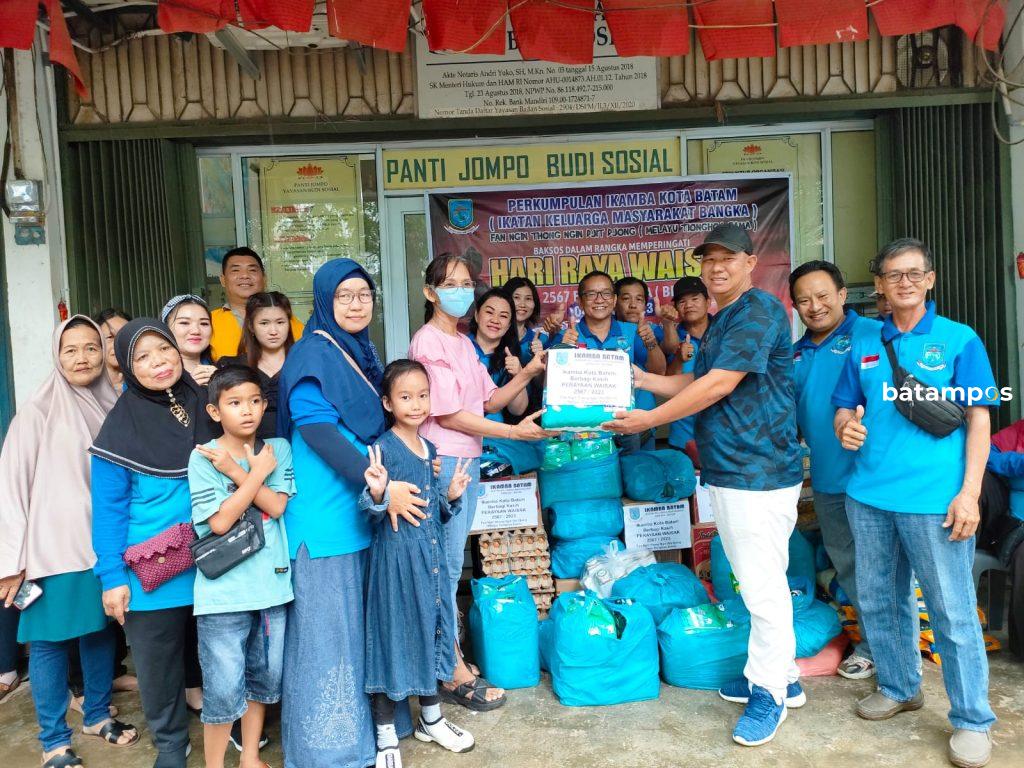 Ikamba Batam berbagai dengan masyarakat, dalam rangka memperingati hari Waisak. 