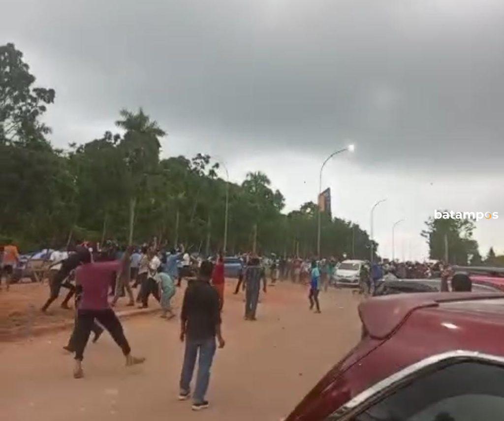 Keributan taksi online dan bandara pecah di Kawasan Bandara Hang Nadim, Sabtu (25/6) pukul 18.00.