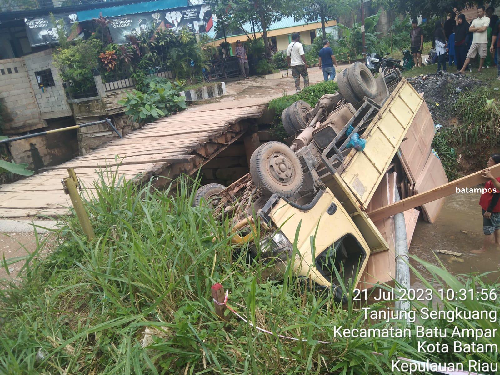 RW 07 Bu Siti Melchem Jembatan Mobil Jatuh Jumat 21 Juli 2023