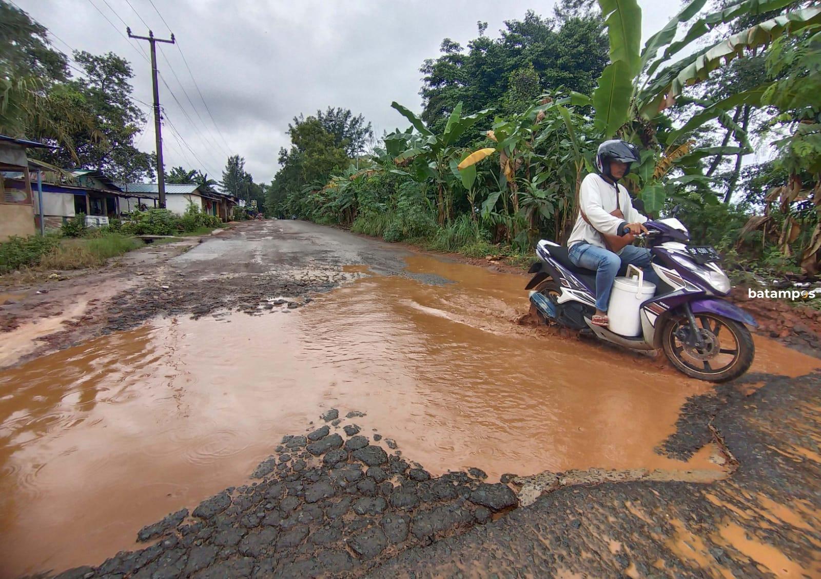 Jalan rusak menuju Pelabuhan Sagulung, Kelurahan Seibinti, Kecamatan Sagulung mulai diperbaiki.