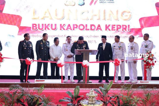 Kapolda Kepri Luncurkan Karya Buku Di Hari Jadi Bhayangkara Ke 77