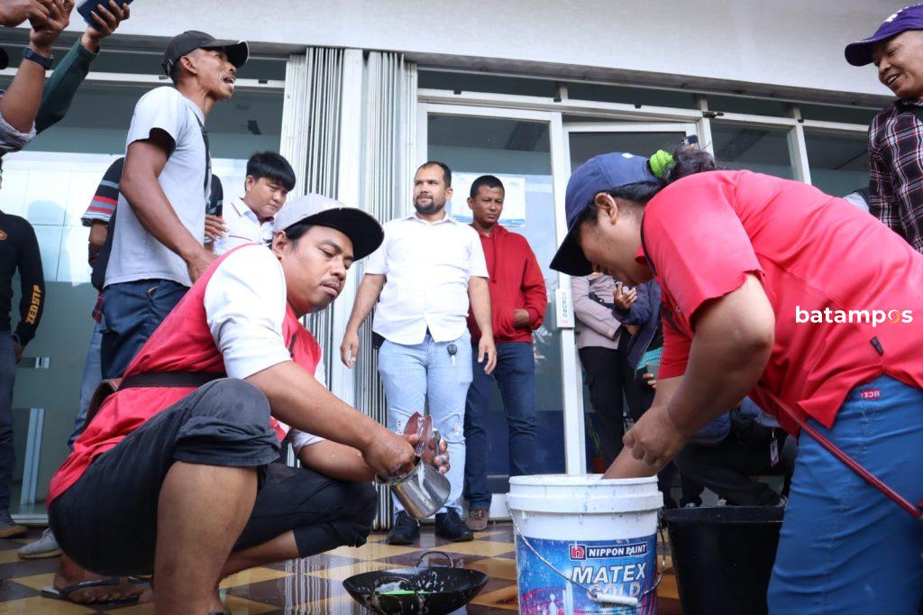 Warga Bukit Raya demo problem air di depan PT ABH, dengan mencuci piriang dan baju. 