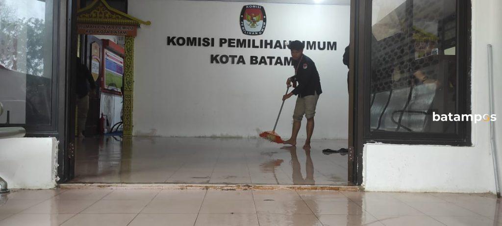 Kantor KPU Batam banjir
