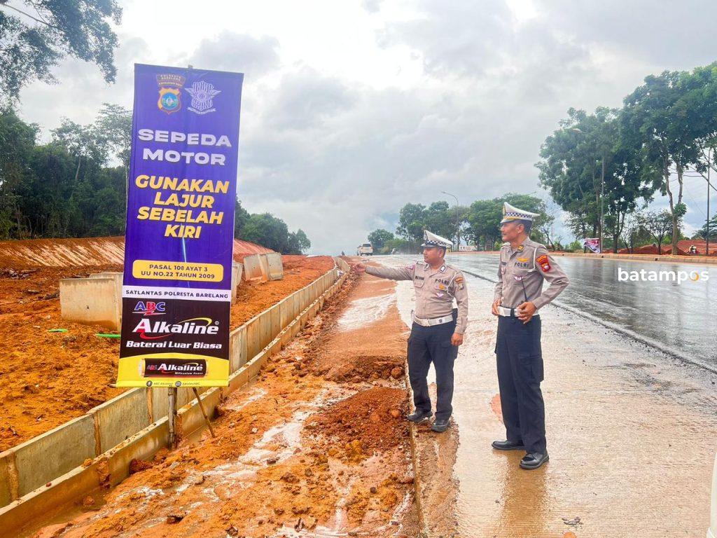 Sepeda motor gunakan lajur sebelah kiri.