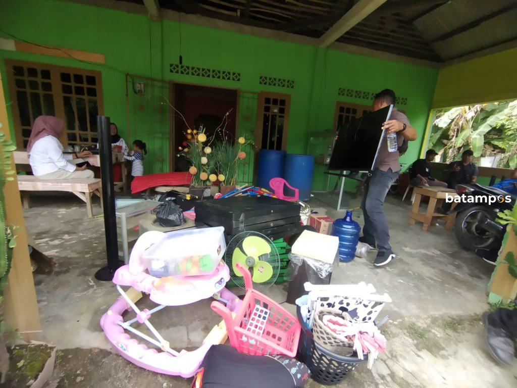 Salah seorang warga Pasir Merah, Sembulang, Rempang pindah menuju ke rumah yang di sewanya di Batam, Senin (25/9).