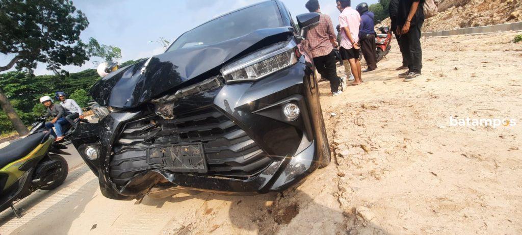 Motor pengendara wanit terseret 100 meter dari lokasi kejadian di Jalan Sudirman, Batam.