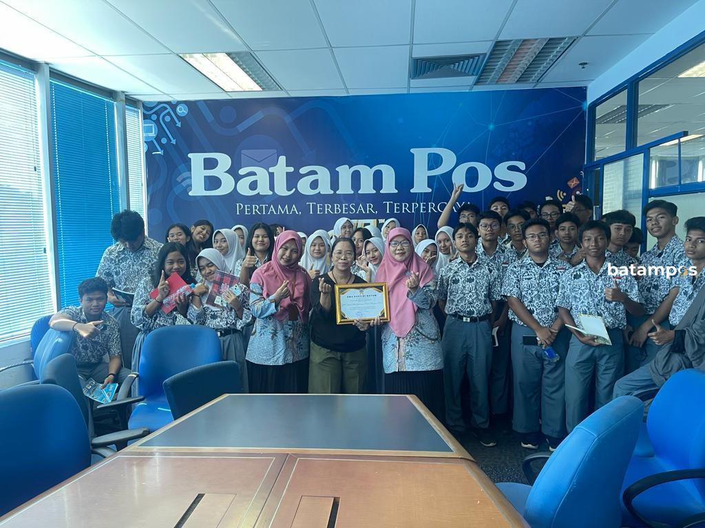 Kunjungan siswa siswi SMA Kartini ke dapur redaksi Batam Pos untuk belajar jurnalistik media massa. f by ardi
