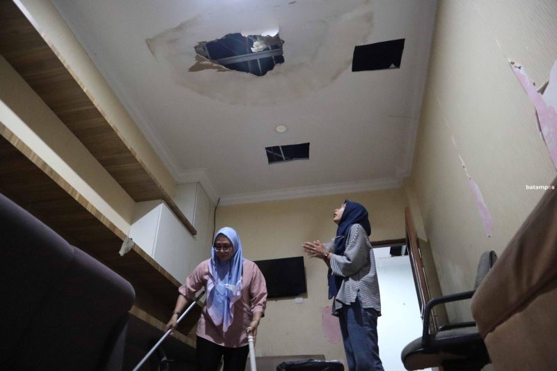 Plafon Ruangan Wartawan di DPRD Batam Jebol 1 F Cecep Mulyana scaled e1698322673132