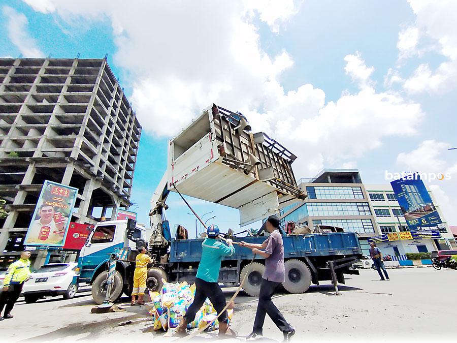 Diduga Kelebihan Muatan, Truk Terguling - Metropolis