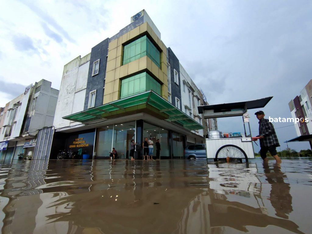 Banjir menggenangi kawasan Batuaji dan Sagulung, Batam. 