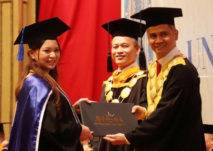 Wisuda Sarjana Universitas Universal 2 F Cecep Mulyana e1699099702651