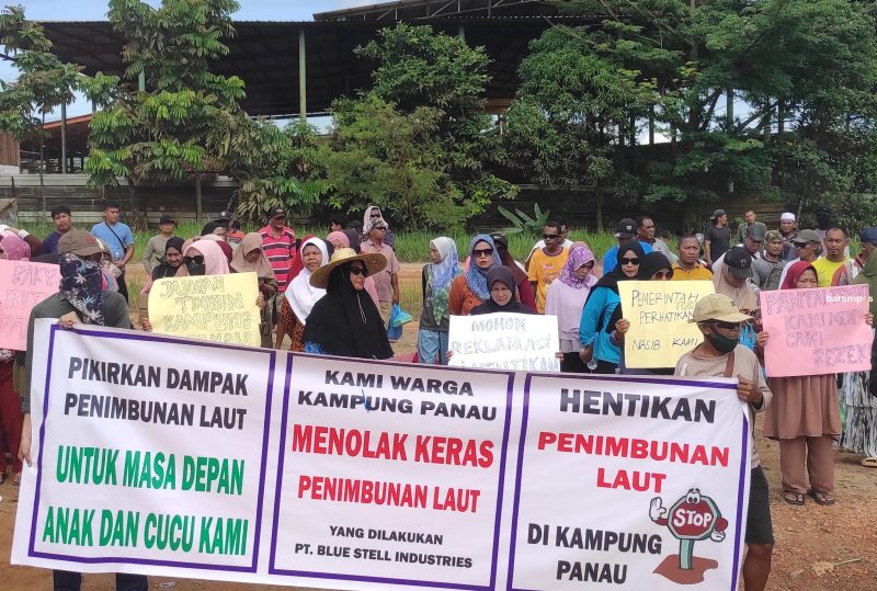 Aksi Damai Warga Kampung Panau 2 F Cecep Mulyana e1701410990198