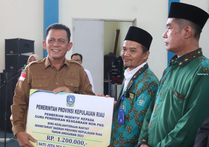 Gubernur Memberikan Bantuan Insentif Guru 1 F Cecep Mulyana scaled e1702296722166