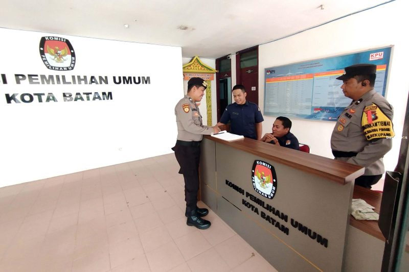 Polisi Perketat Kantor KPU Dalil Harahap 2 scaled e1701840122388