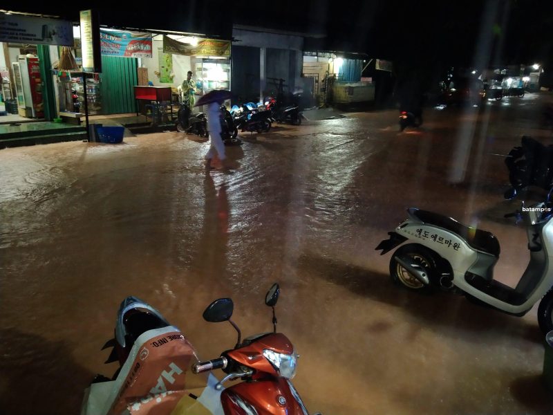 Banjir Terjadi Akibat Curah Hujan Tinggi Dan Pasang Air Laut Metropolis