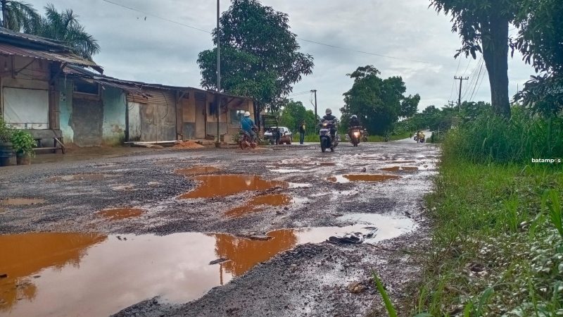 Jalan Makin Parah Rusak Sagulung Batuaji Dalil Harahap45223 scaled e1705919624843