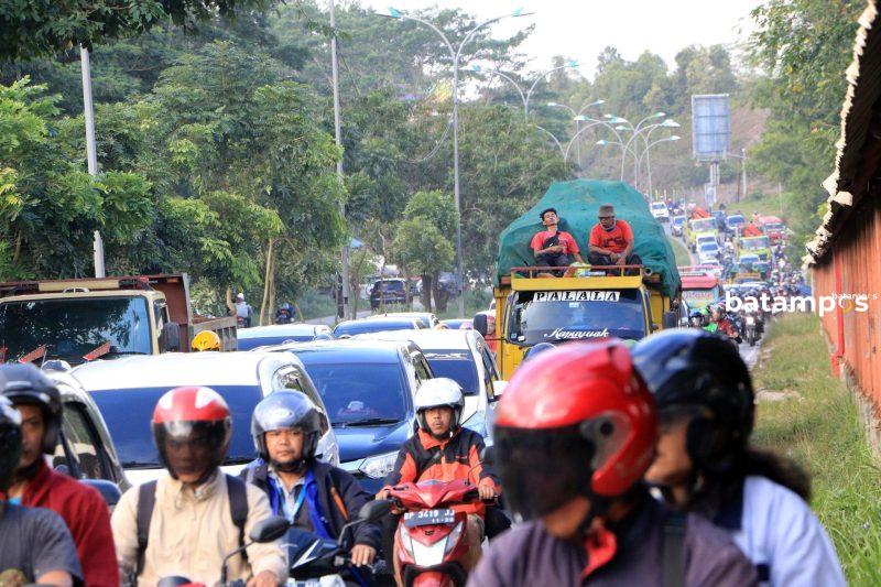 Macet Simpang Panbil Dalil Harahap scaled e1708402119240 1