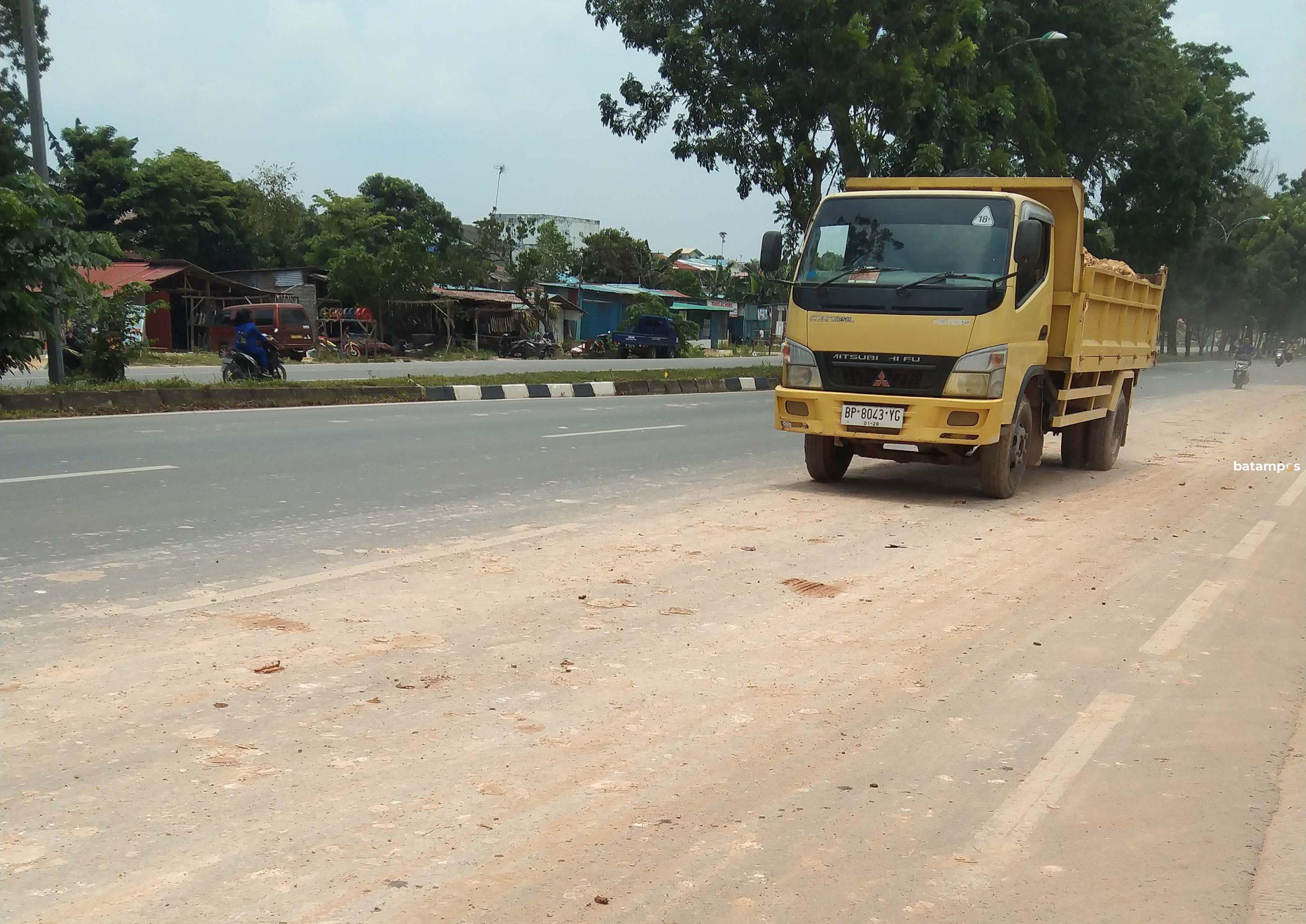 Jalan Berdebu Becek Pelangsir Tanah Dalil Harahap3 scaled