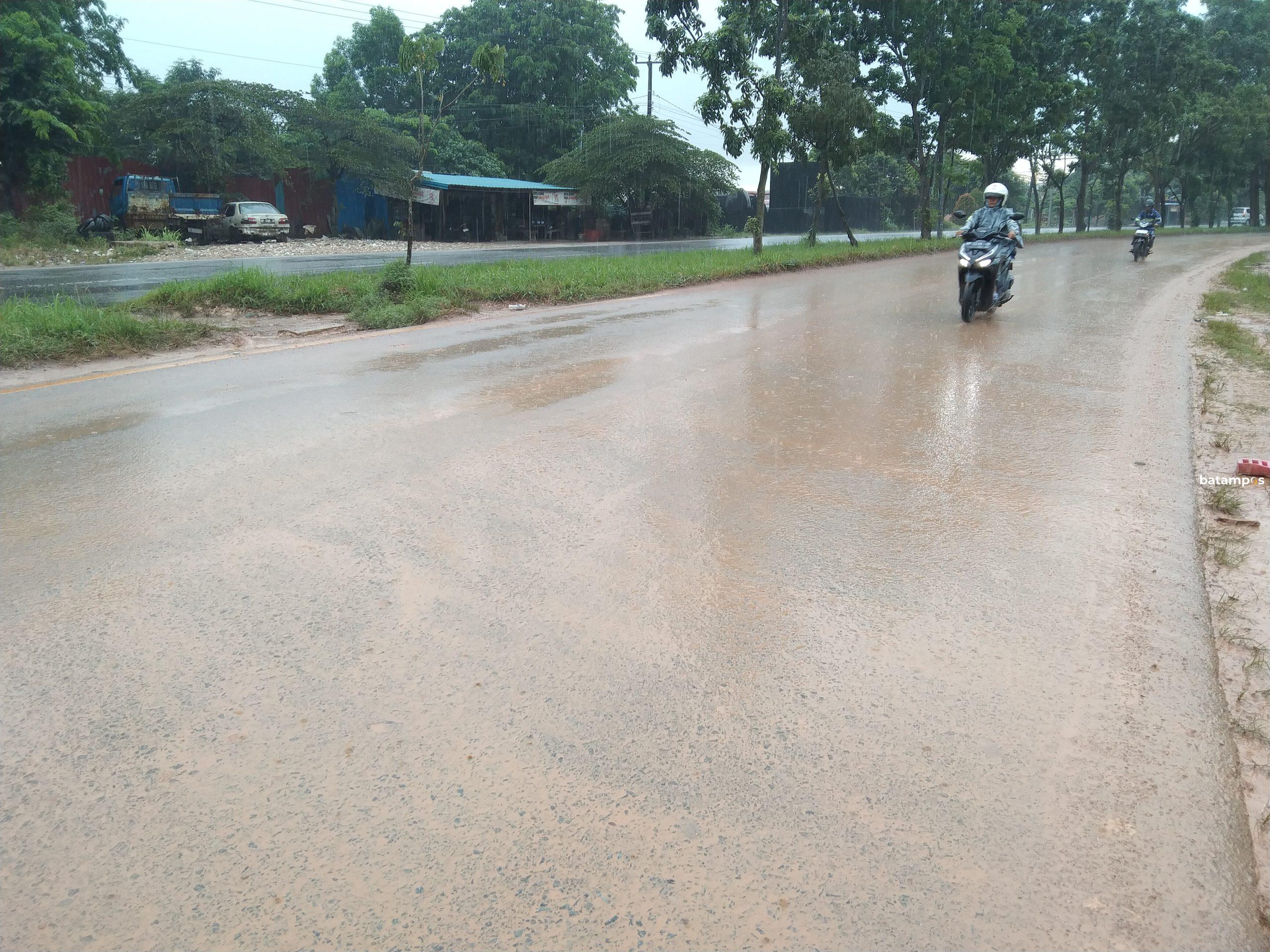 Jalan Berlumpur Gara Gara Truk Pelangsir Tanah Dalil Harahap 1 scaled