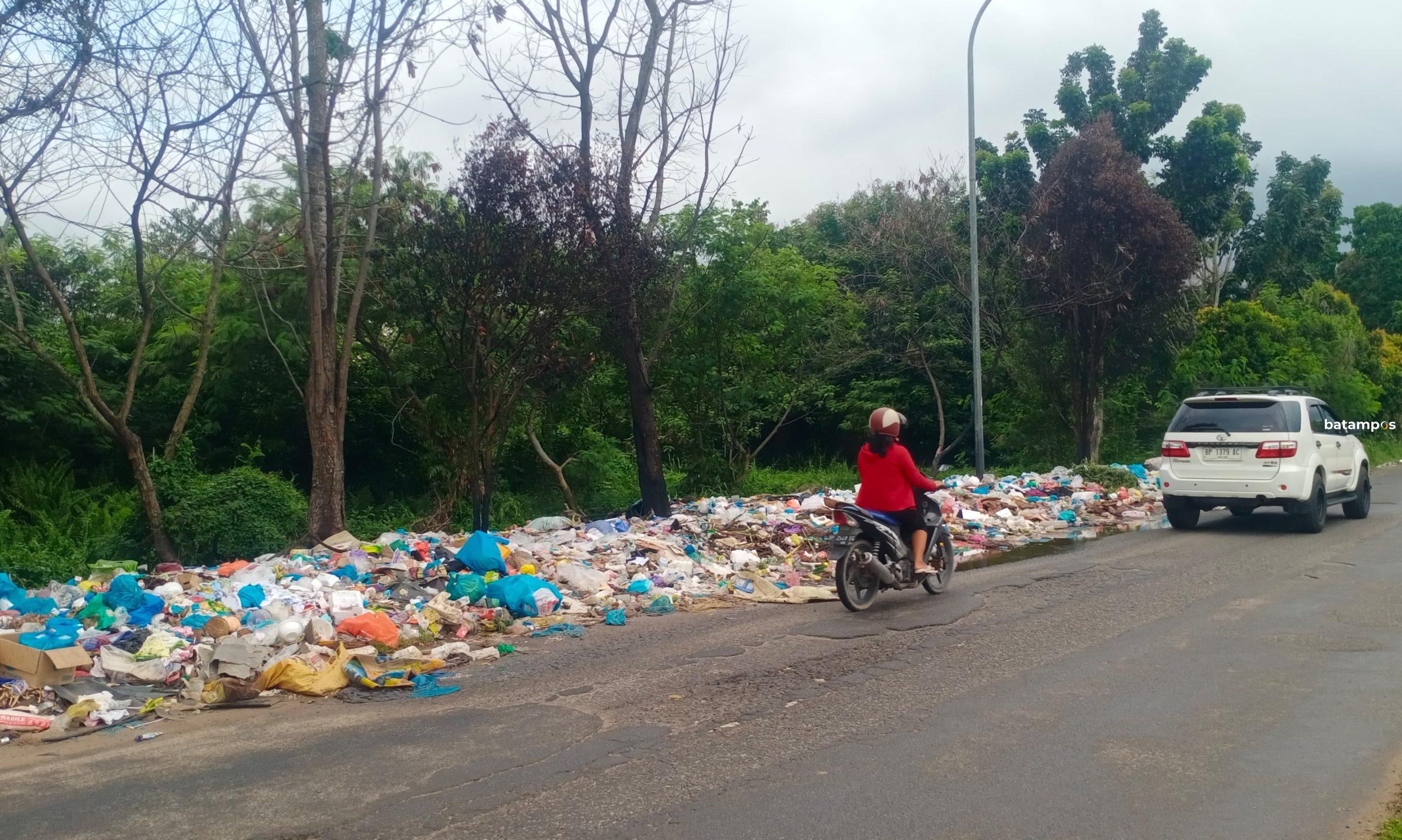 Usai Lebaran, Sampah Meluber Hingga Ke Bahu Jalan - Metropolis