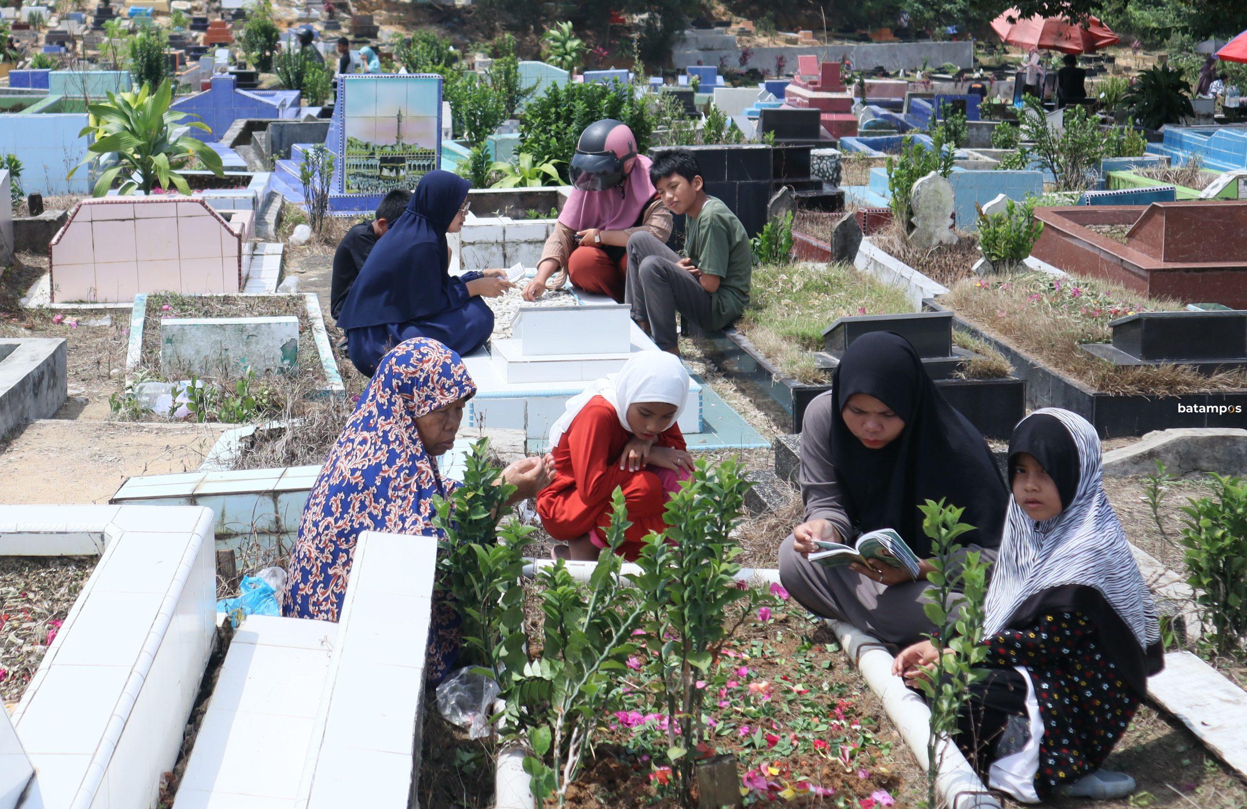 Ziarah Ke Makam 1 F Cecep Mulyana scaled